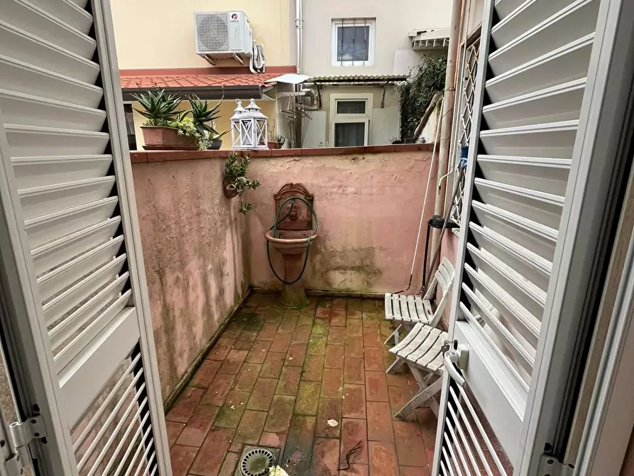 Immagine 2 di Porzione di casa in vendita  a Viareggio
