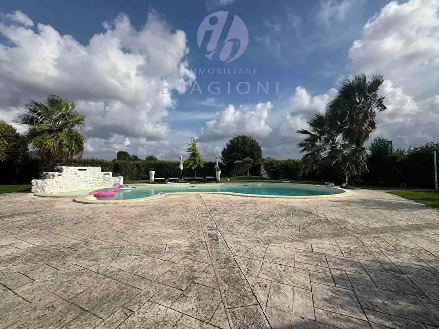 Immagine 11 di Villa in vendita  a Camaiore
