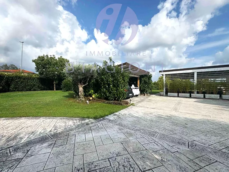 Immagine 6 di Villa in vendita  a Camaiore