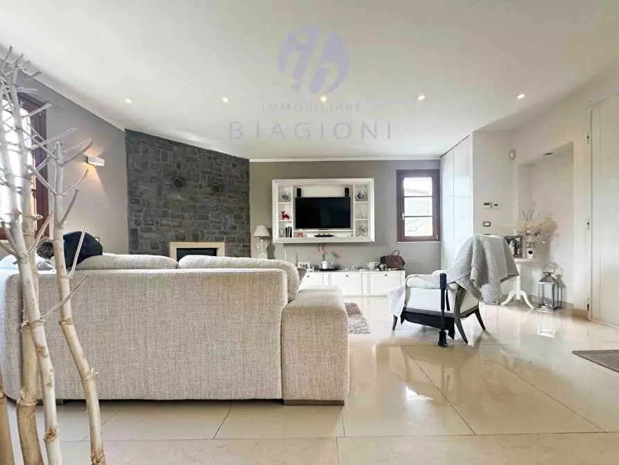 Immagine 8 di Villa in vendita  a Camaiore