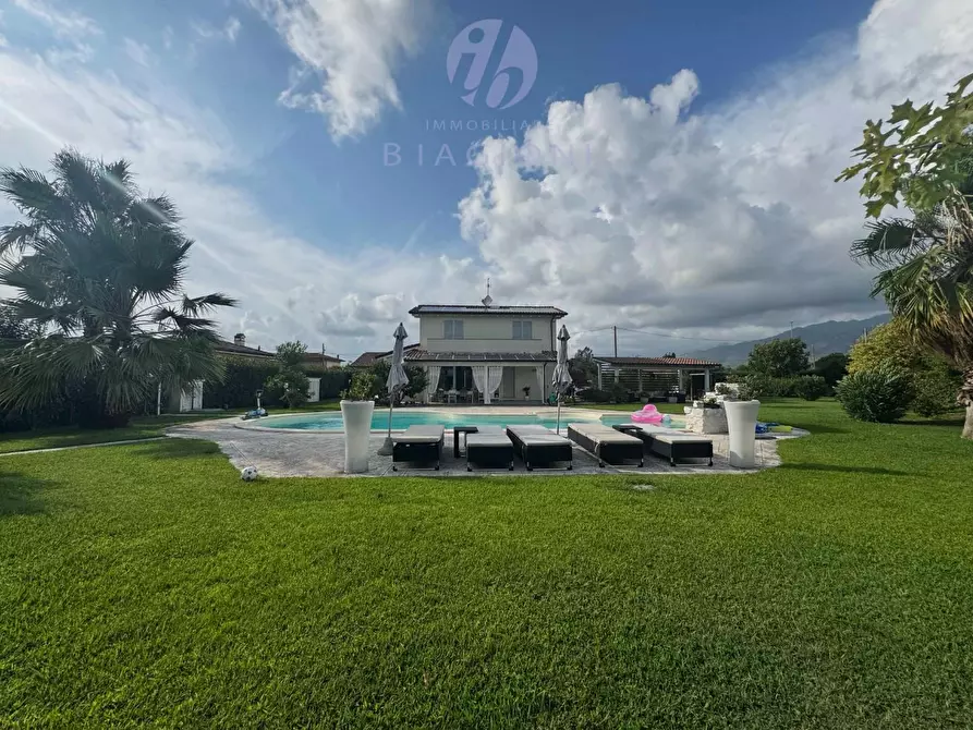 Immagine 10 di Villa in vendita  a Camaiore