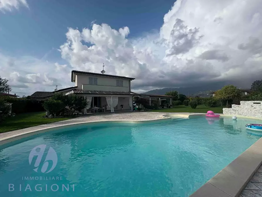 Immagine 1 di Villa in vendita  a Camaiore
