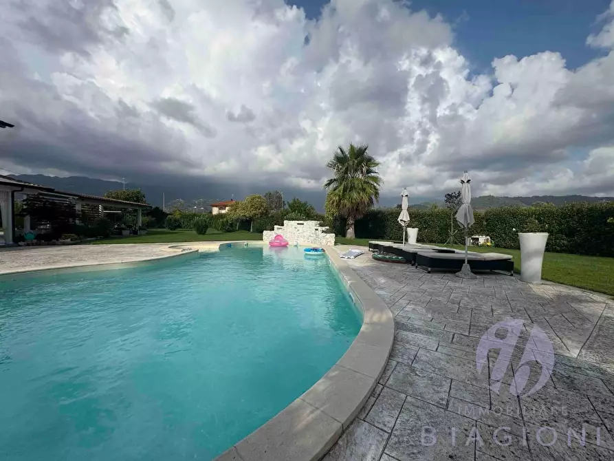 Immagine 3 di Villa in vendita  a Camaiore