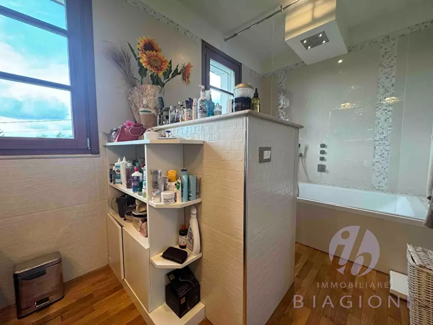 Immagine 42 di Villa in vendita  a Camaiore