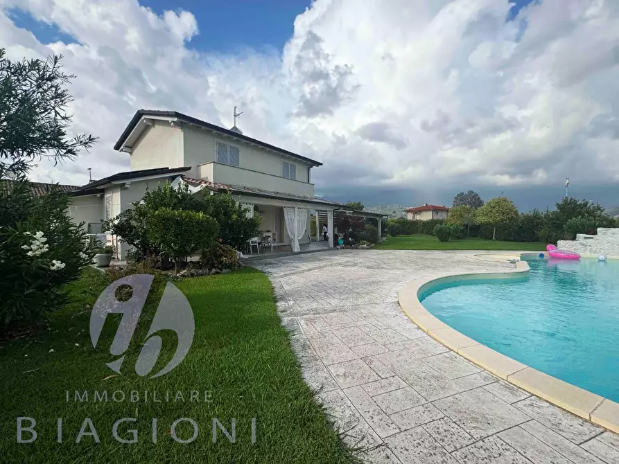 Immagine 4 di Villa in vendita  a Camaiore