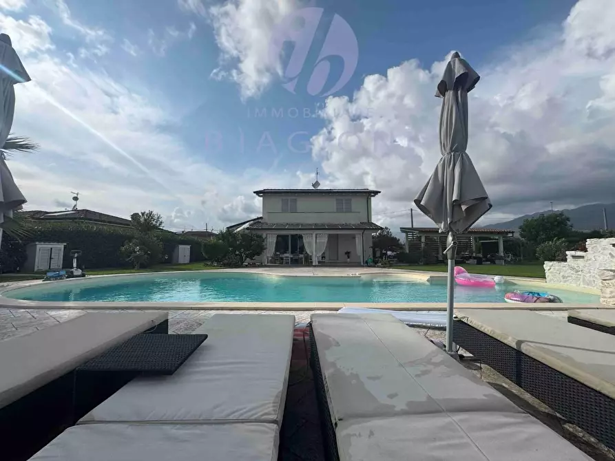 Immagine 2 di Villa in vendita  a Camaiore