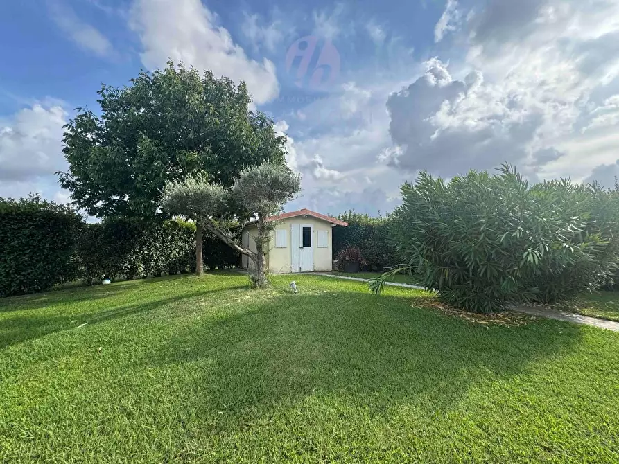 Immagine 9 di Villa in vendita  a Camaiore