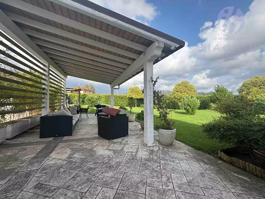 Immagine 7 di Villa in vendita  a Camaiore