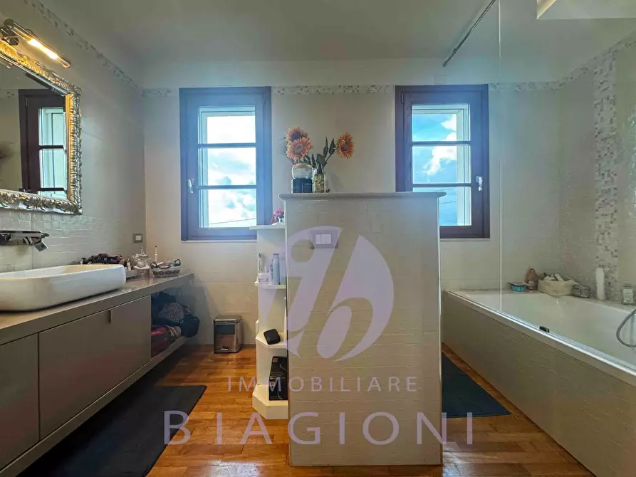 Immagine 43 di Villa in vendita  a Camaiore