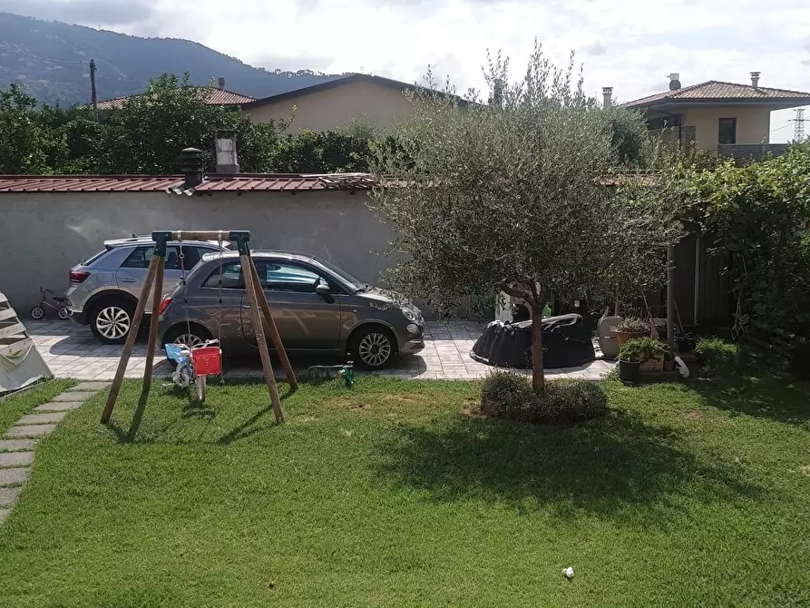 Immagine 1 di Casa semindipendente in vendita  a Massa