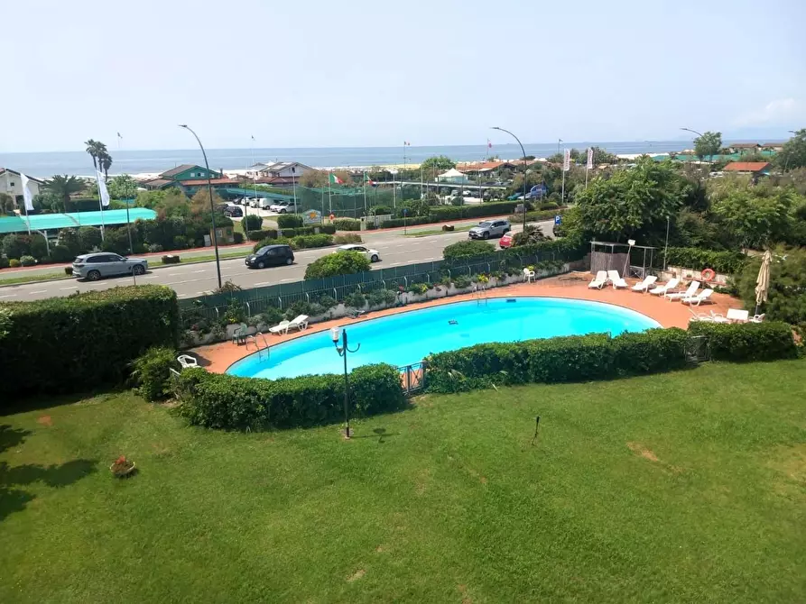 Immagine 4 di Appartamento in vendita  a Montignoso