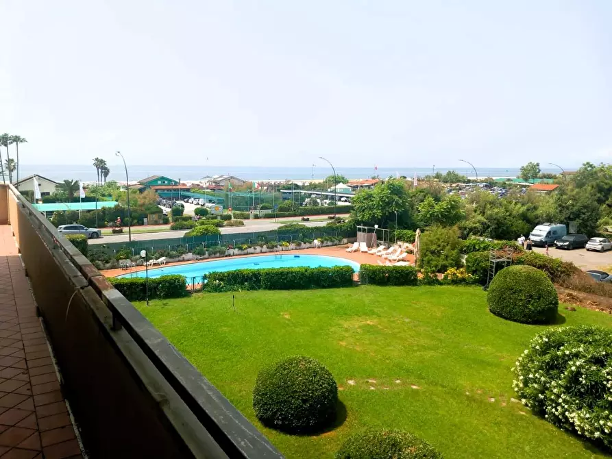 Immagine 3 di Appartamento in vendita  a Montignoso