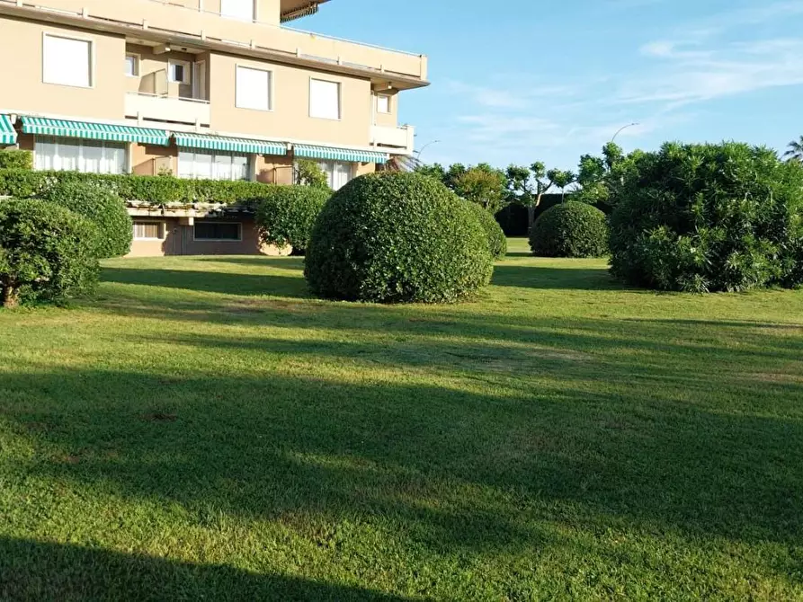 Immagine 1 di Appartamento in vendita  a Montignoso