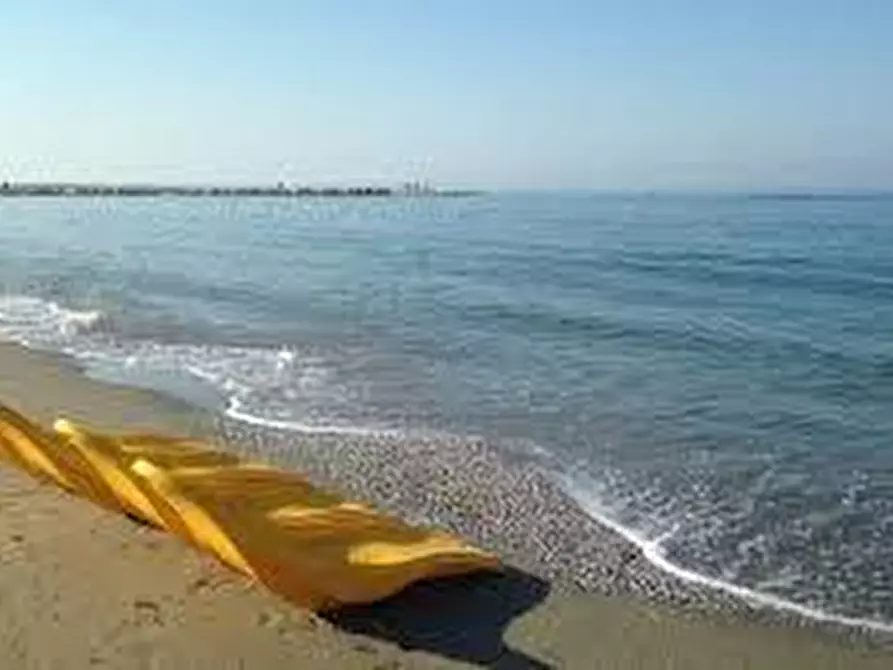 Immagine 21 di Bungalow in vendita  a Massa