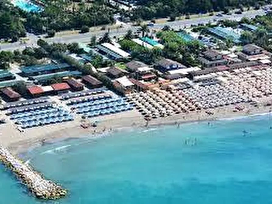 Immagine 22 di Bungalow in vendita  a Massa