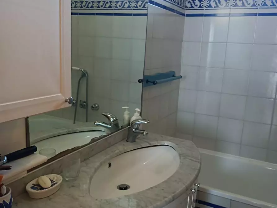 Immagine 11 di Appartamento in vendita  a Viareggio