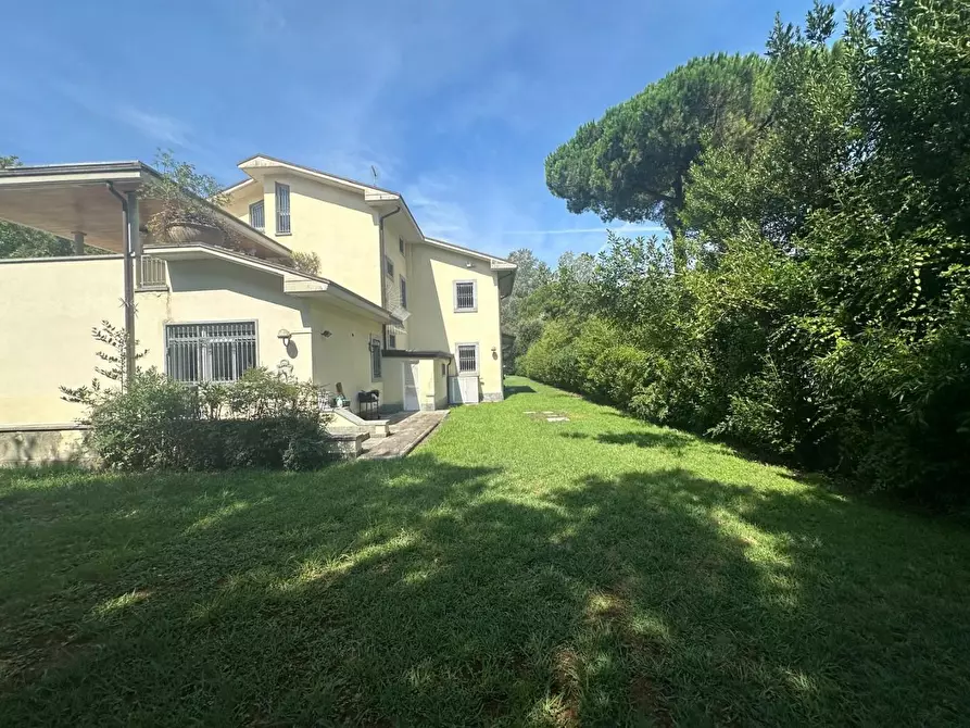 Immagine 43 di Villa in vendita  a Massa