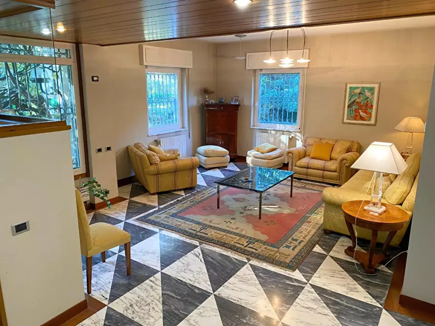 Immagine 8 di Villa in vendita  a Massa