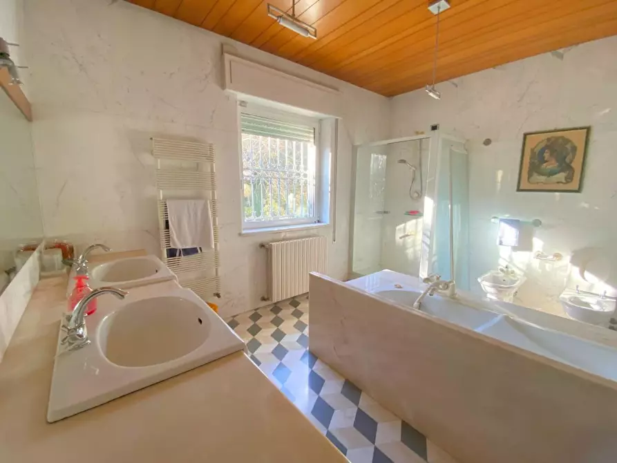 Immagine 15 di Villa in vendita  a Massa