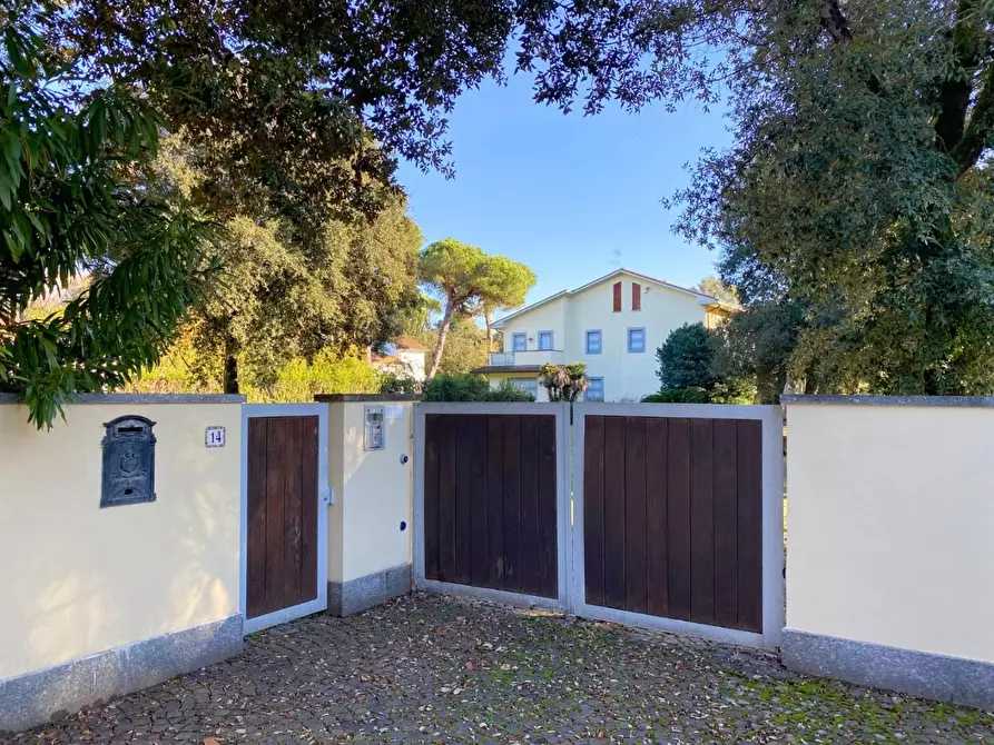 Immagine 36 di Villa in vendita  a Massa