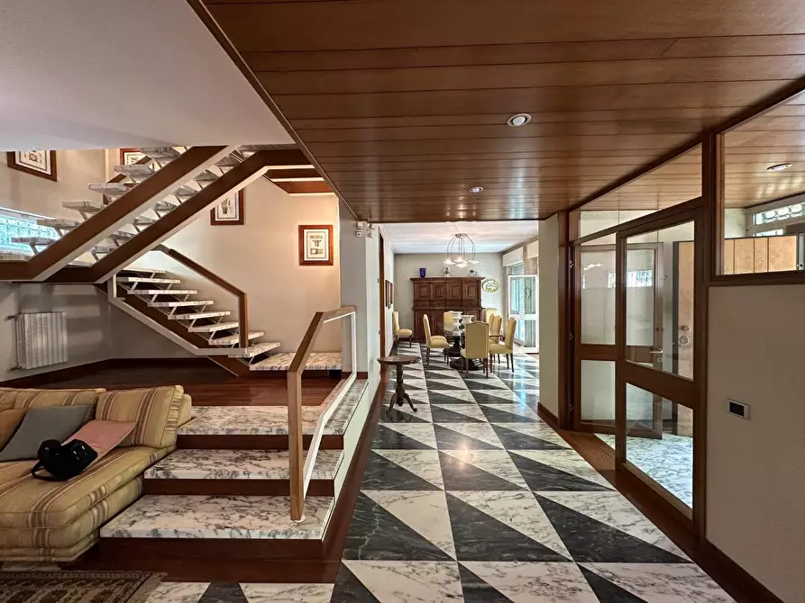 Immagine 97 di Villa in vendita  a Massa