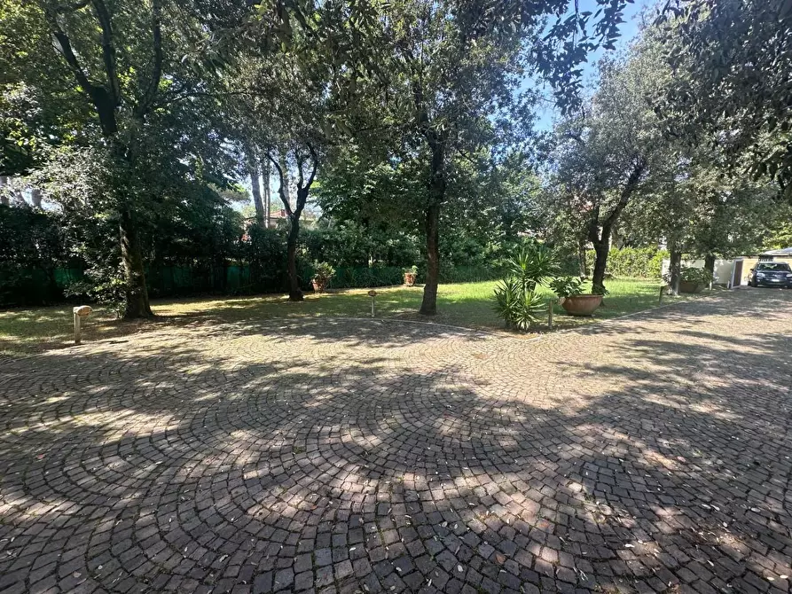 Immagine 49 di Villa in vendita  a Massa