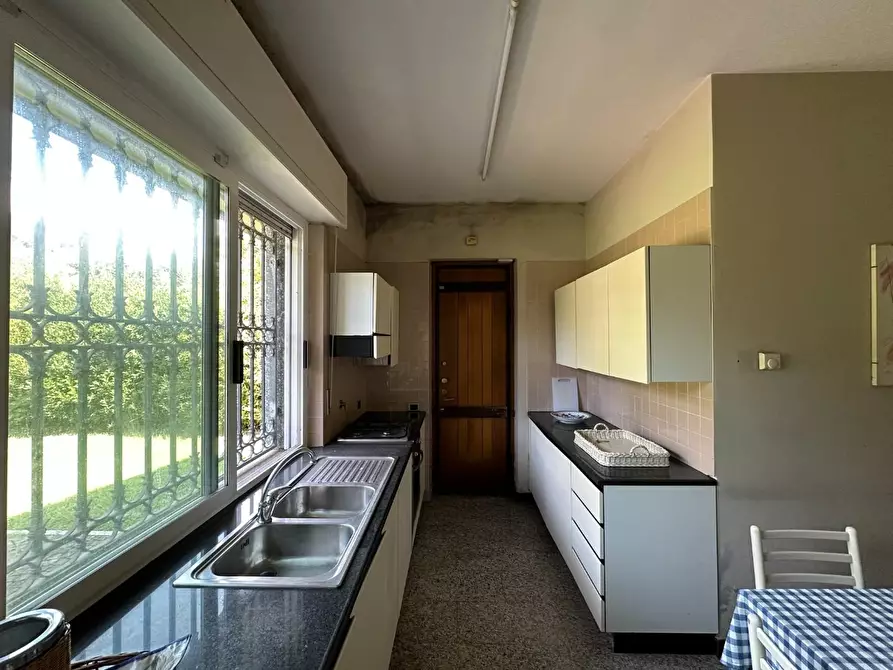 Immagine 95 di Villa in vendita  a Massa