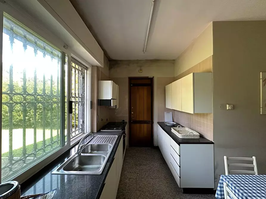 Immagine 94 di Villa in vendita  a Massa