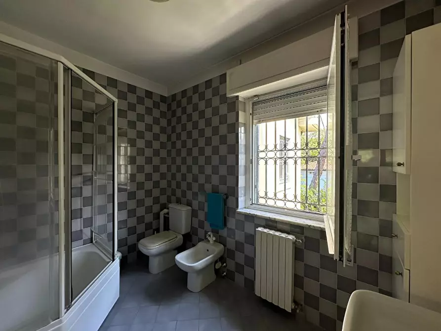 Immagine 81 di Villa in vendita  a Massa