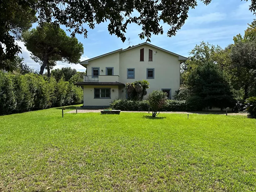 Immagine 56 di Villa in vendita  a Massa
