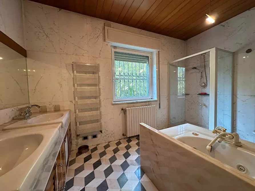 Immagine 77 di Villa in vendita  a Massa