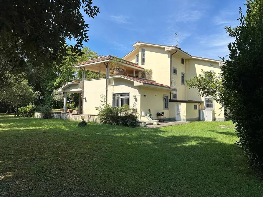 Immagine 111 di Villa in vendita  a Massa