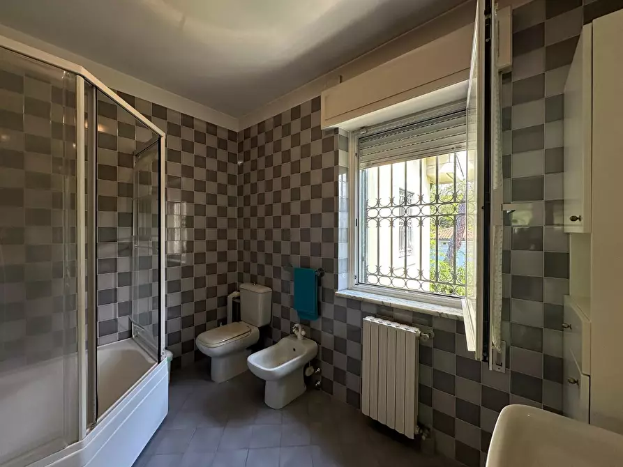 Immagine 87 di Villa in vendita  a Massa