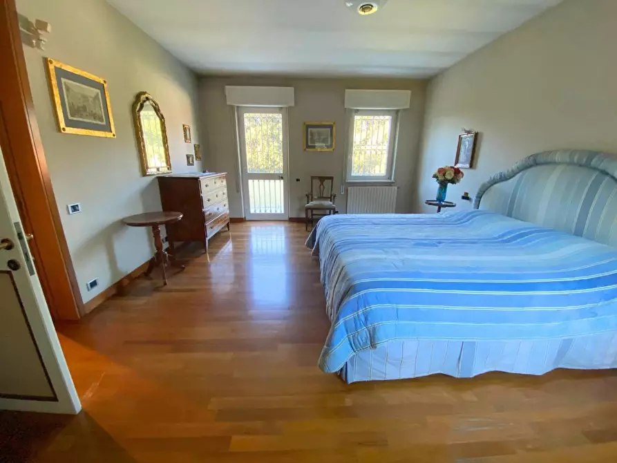 Immagine 18 di Villa in vendita  a Massa