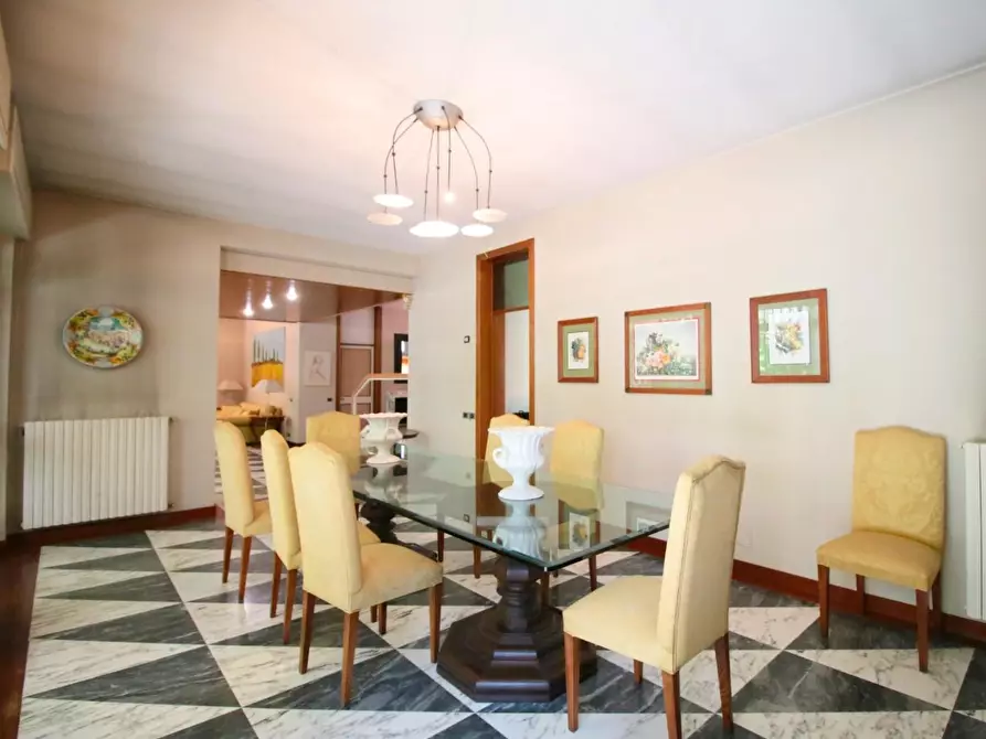 Immagine 12 di Villa in vendita  a Massa