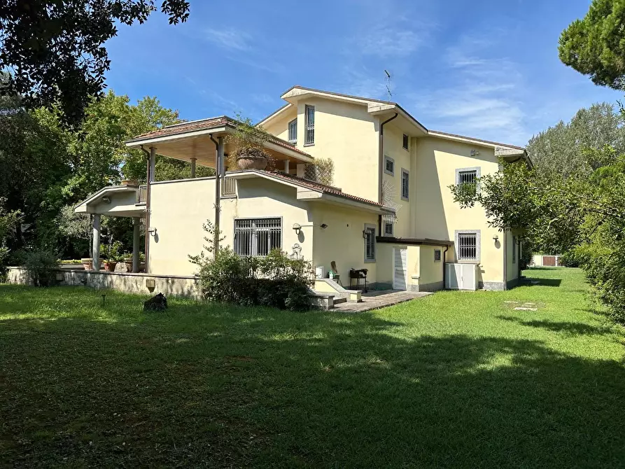 Immagine 110 di Villa in vendita  a Massa