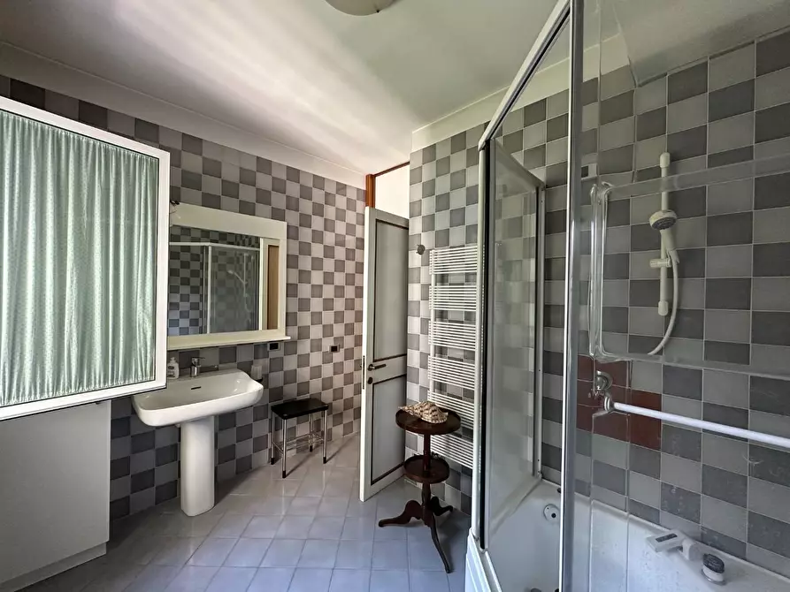 Immagine 80 di Villa in vendita  a Massa