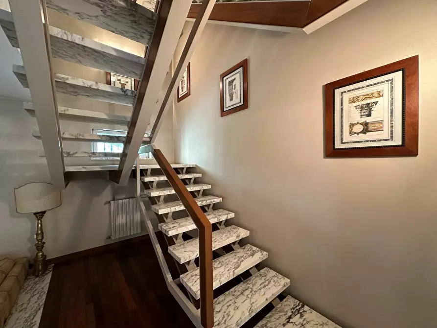 Immagine 89 di Villa in vendita  a Massa