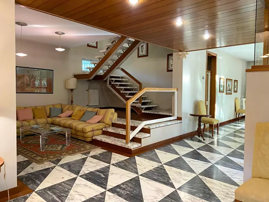 Immagine 10 di Villa in vendita  a Massa