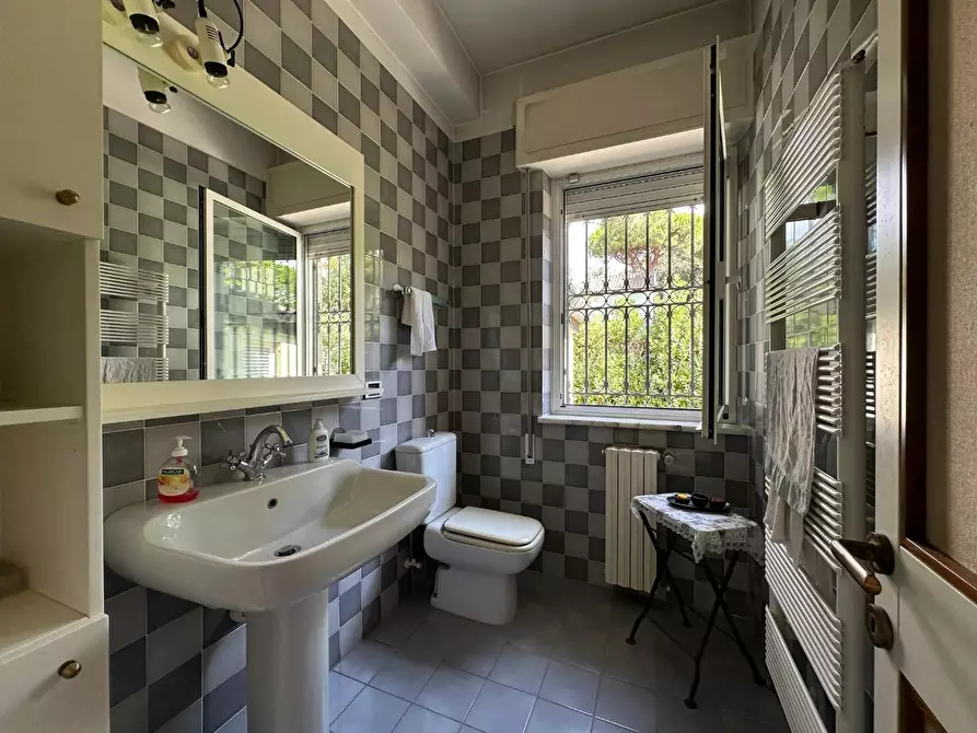 Immagine 100 di Villa in vendita  a Massa