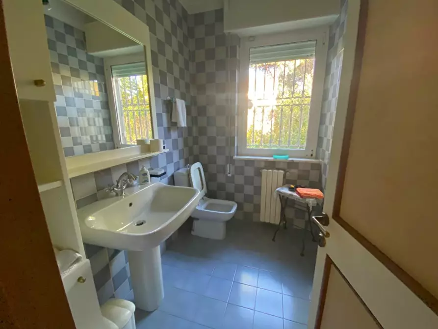 Immagine 35 di Villa in vendita  a Massa