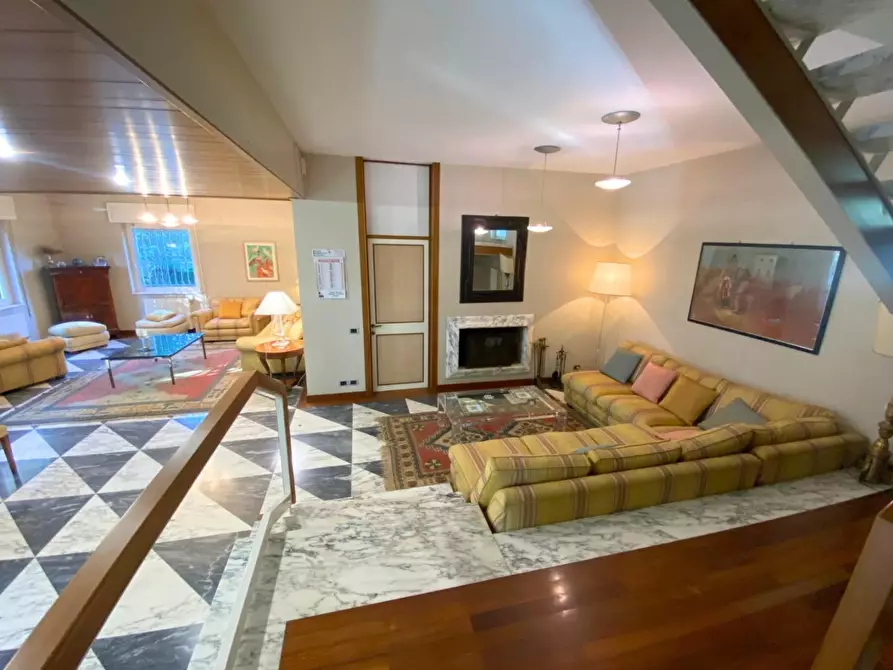 Immagine 30 di Villa in vendita  a Massa