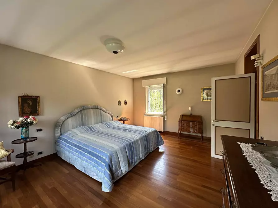 Immagine 74 di Villa in vendita  a Massa