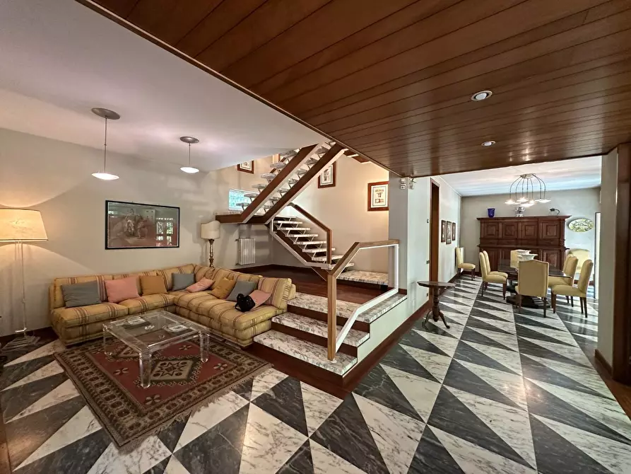 Immagine 98 di Villa in vendita  a Massa