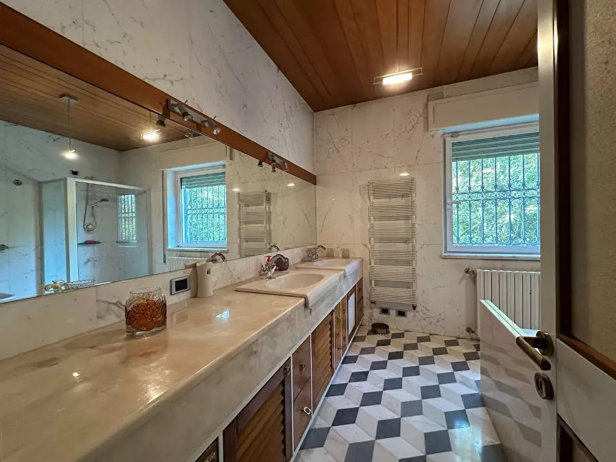 Immagine 78 di Villa in vendita  a Massa