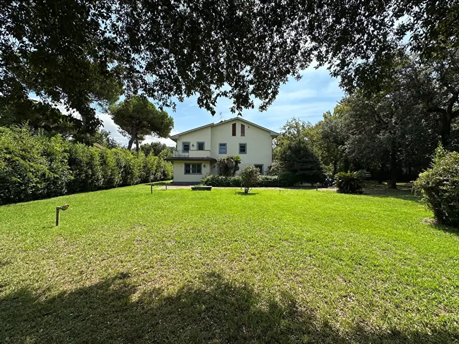 Immagine 57 di Villa in vendita  a Massa
