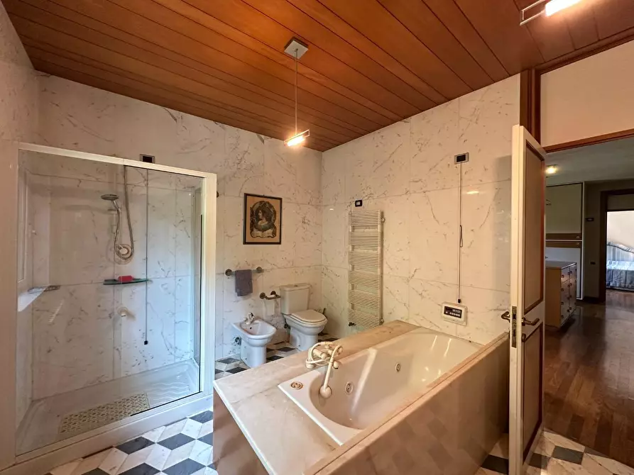 Immagine 79 di Villa in vendita  a Massa