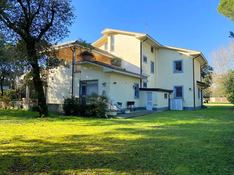 Immagine 5 di Villa in vendita  a Massa