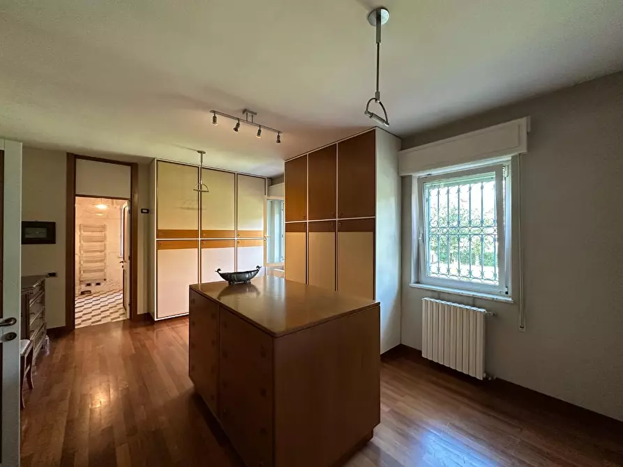 Immagine 71 di Villa in vendita  a Massa