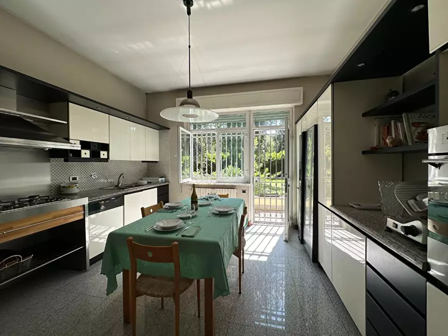 Immagine 102 di Villa in vendita  a Massa